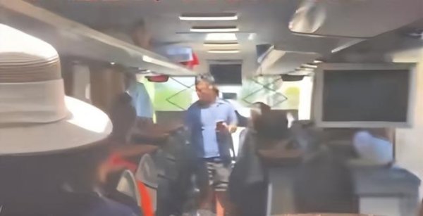 大象配资 中国一旅行团在意大利被洗劫一空，游客都懵了：吃饭20来分钟，回来大巴车内财物全没了，损失得有好几十万