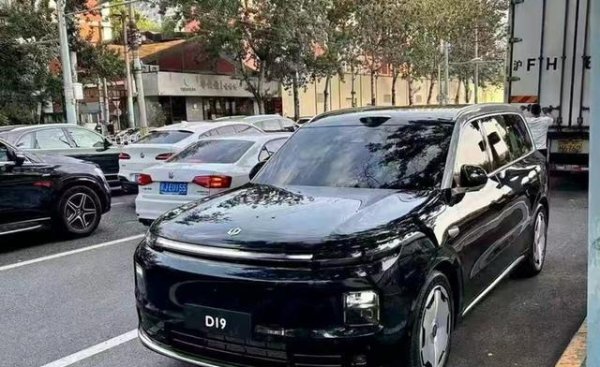 瑞和网  零跑D19外观曝光，大饼轮圈，全新动力技术